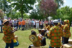 Die Catholic Joyful Singers auf dem Evang. Kirchentag auf dem Hesselberg - Auftritt auf der Wiese gegenüber dem Café